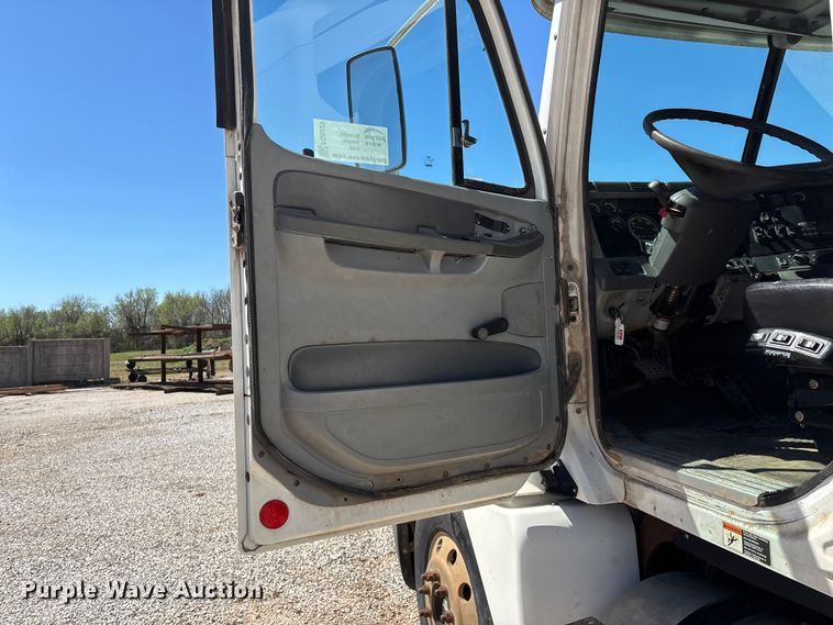 image for item FG0229 2003 Freightliner Columbia semi truck