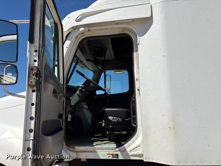 image for item FG0229 2003 Freightliner Columbia semi truck