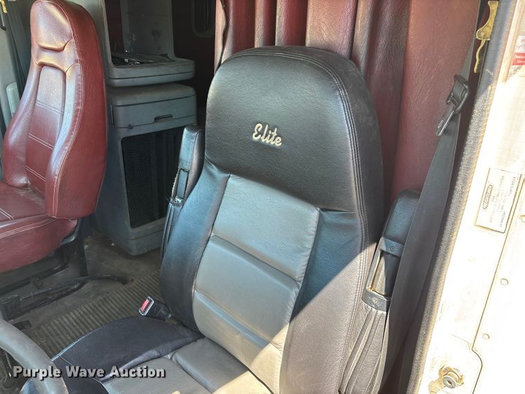 image for item FG0229 2003 Freightliner Columbia semi truck