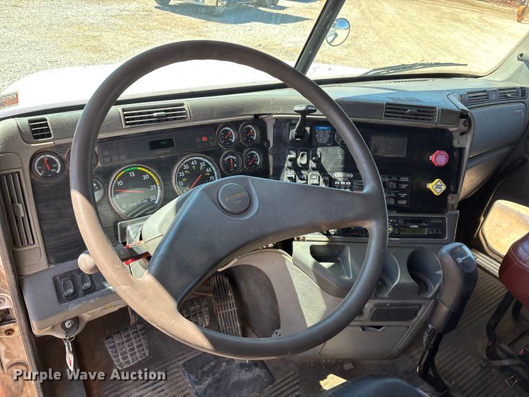 image for item FG0229 2003 Freightliner Columbia semi truck