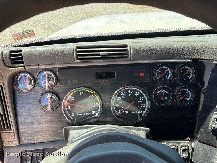 image for item FG0229 2003 Freightliner Columbia semi truck