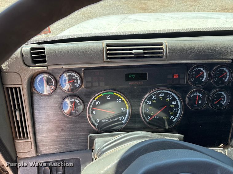 image for item FG0229 2003 Freightliner Columbia semi truck