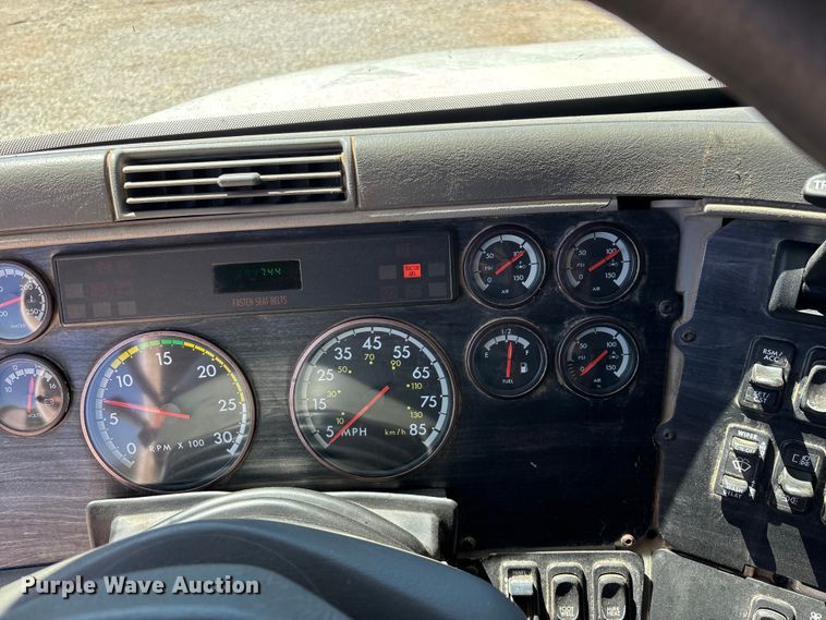 image for item FG0229 2003 Freightliner Columbia semi truck