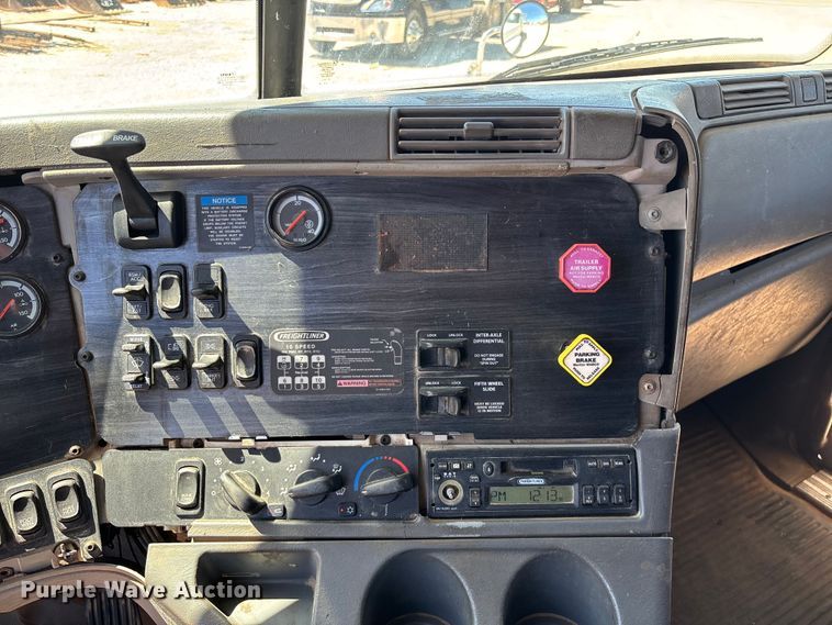 image for item FG0229 2003 Freightliner Columbia semi truck