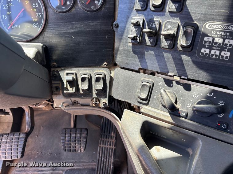 image for item FG0229 2003 Freightliner Columbia semi truck