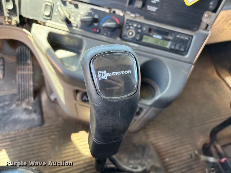 image for item FG0229 2003 Freightliner Columbia semi truck