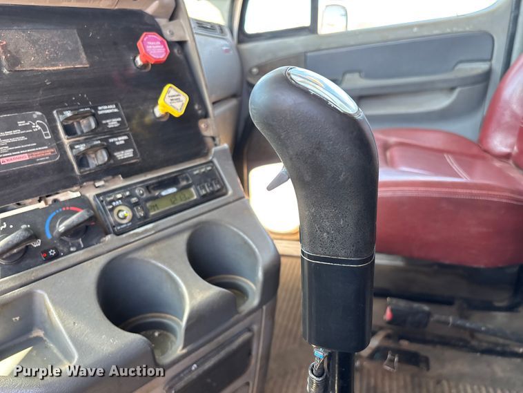 image for item FG0229 2003 Freightliner Columbia semi truck