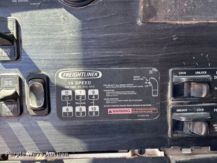 image for item FG0229 2003 Freightliner Columbia semi truck