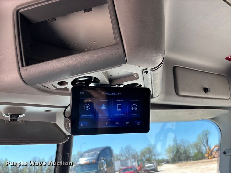 image for item FG0229 2003 Freightliner Columbia semi truck