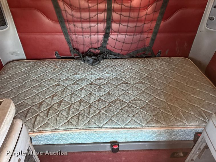 image for item FG0229 2003 Freightliner Columbia semi truck