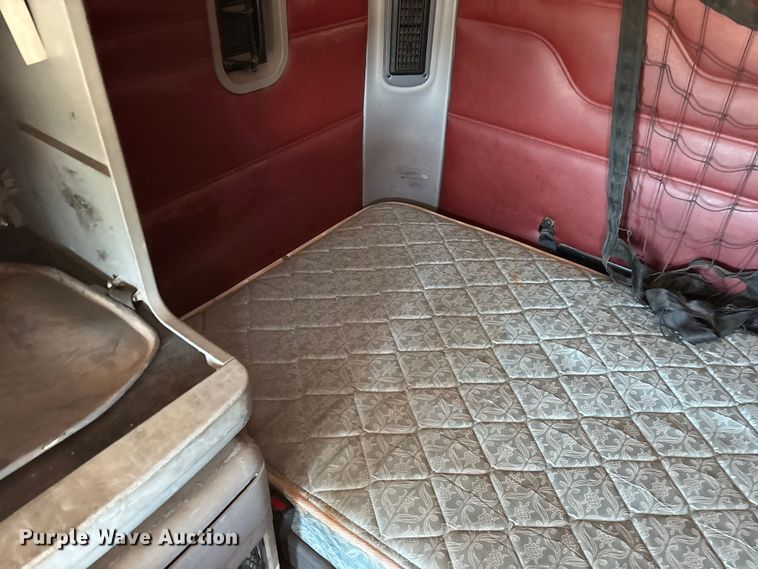 image for item FG0229 2003 Freightliner Columbia semi truck