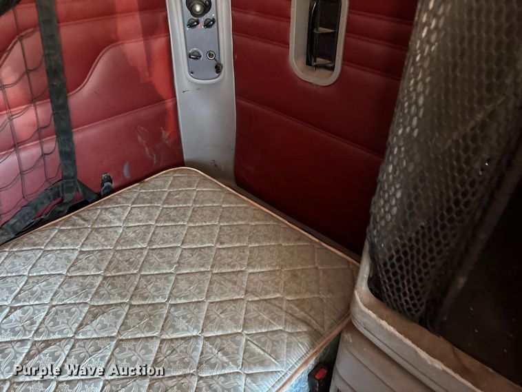 image for item FG0229 2003 Freightliner Columbia semi truck