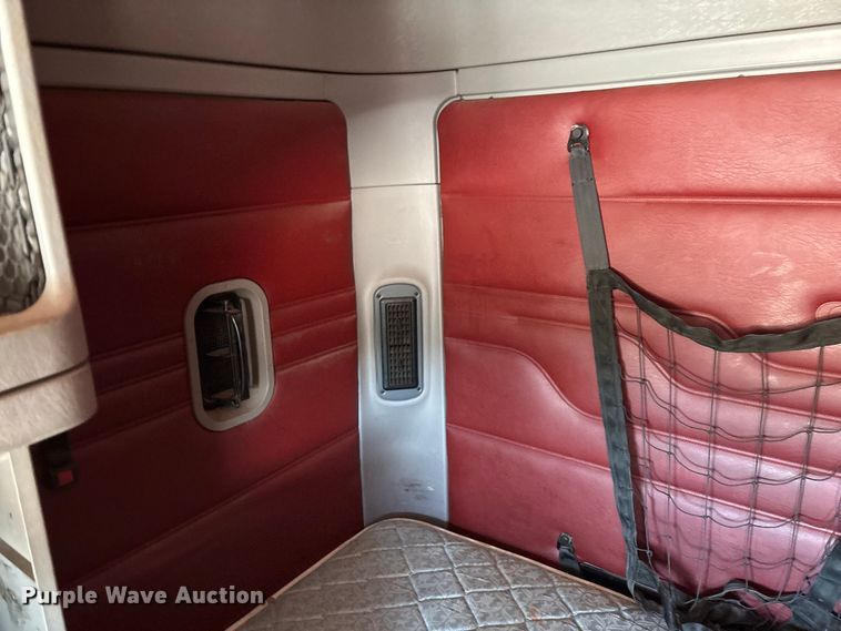 image for item FG0229 2003 Freightliner Columbia semi truck