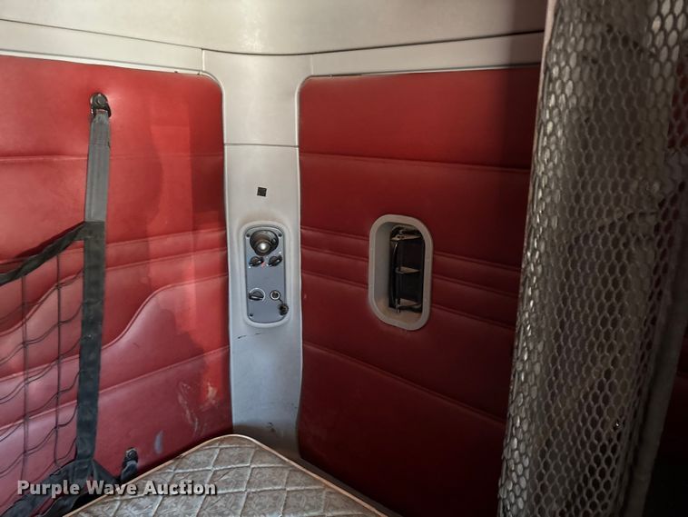 image for item FG0229 2003 Freightliner Columbia semi truck