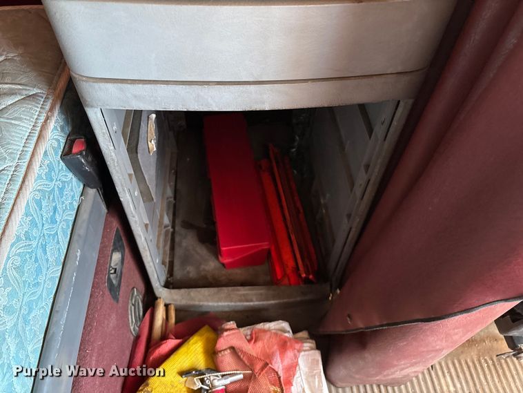 image for item FG0229 2003 Freightliner Columbia semi truck