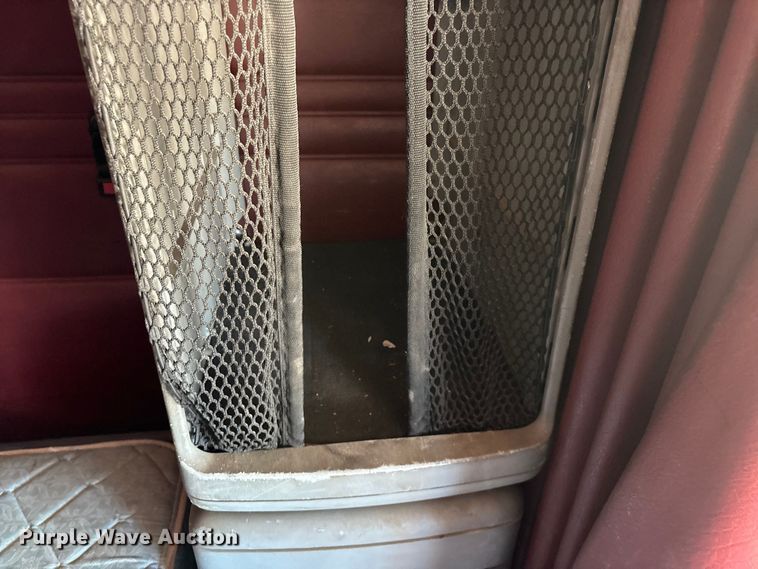 image for item FG0229 2003 Freightliner Columbia semi truck