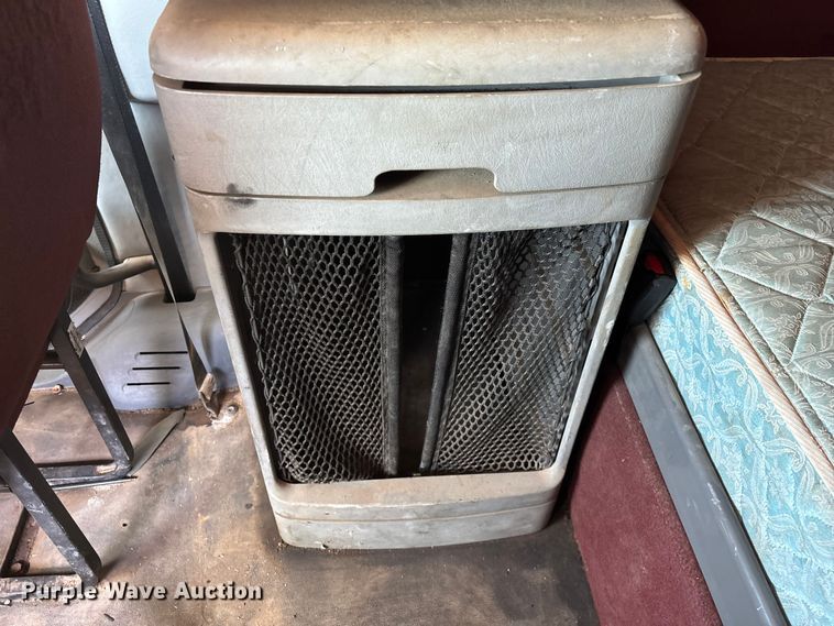 image for item FG0229 2003 Freightliner Columbia semi truck