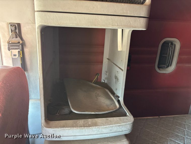 image for item FG0229 2003 Freightliner Columbia semi truck