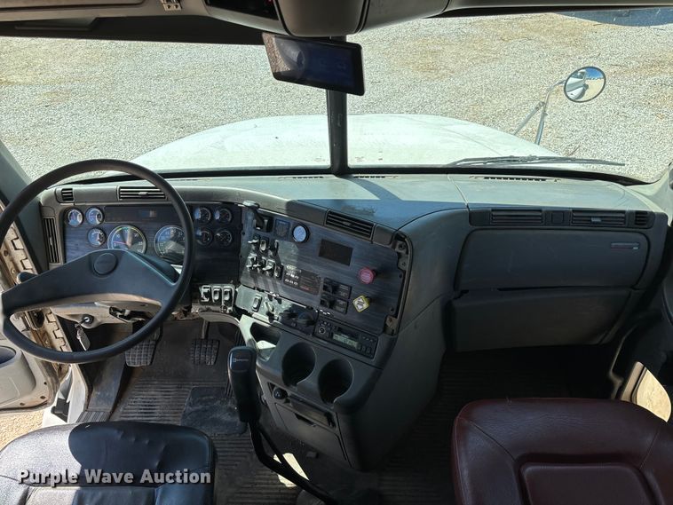 image for item FG0229 2003 Freightliner Columbia semi truck