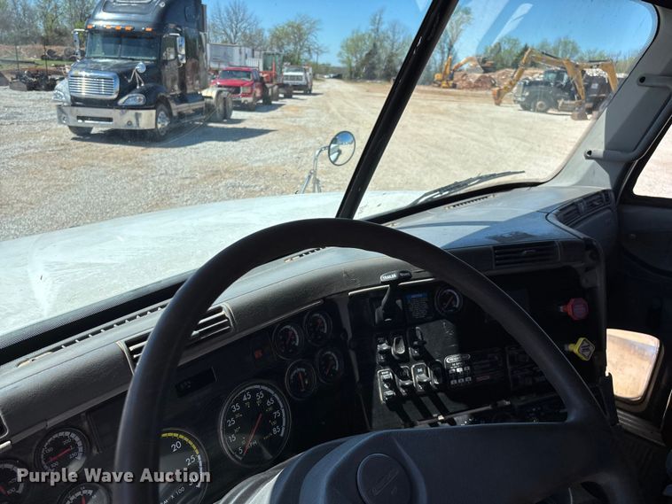 image for item FG0229 2003 Freightliner Columbia semi truck