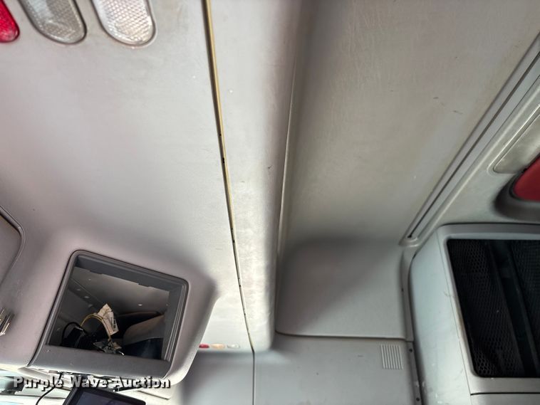 image for item FG0229 2003 Freightliner Columbia semi truck