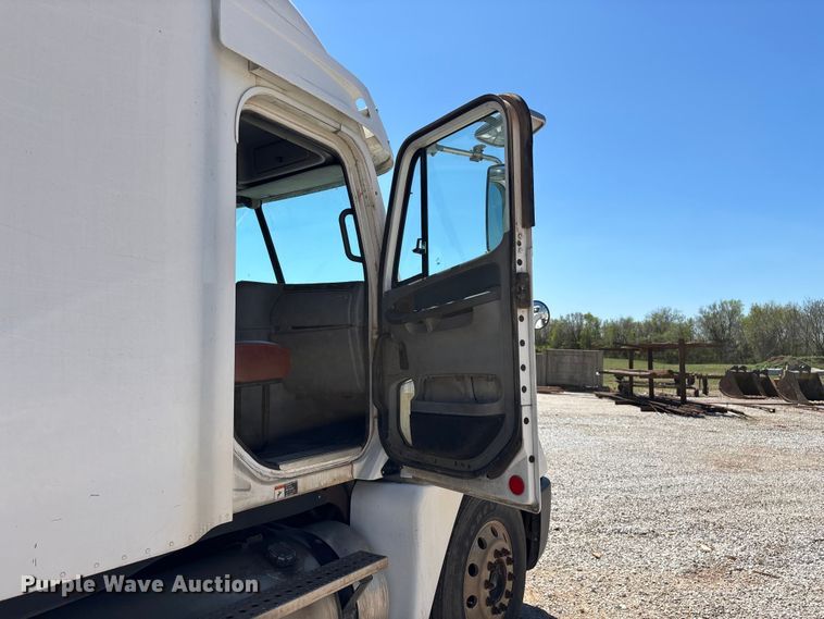 image for item FG0229 2003 Freightliner Columbia semi truck