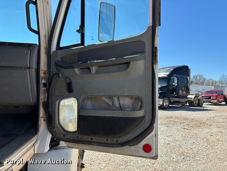 image for item FG0229 2003 Freightliner Columbia semi truck