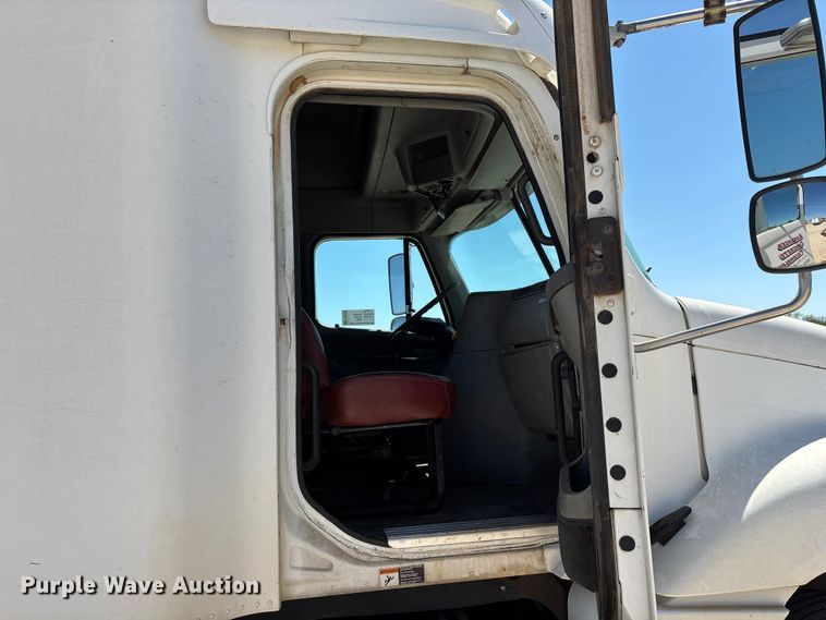 image for item FG0229 2003 Freightliner Columbia semi truck