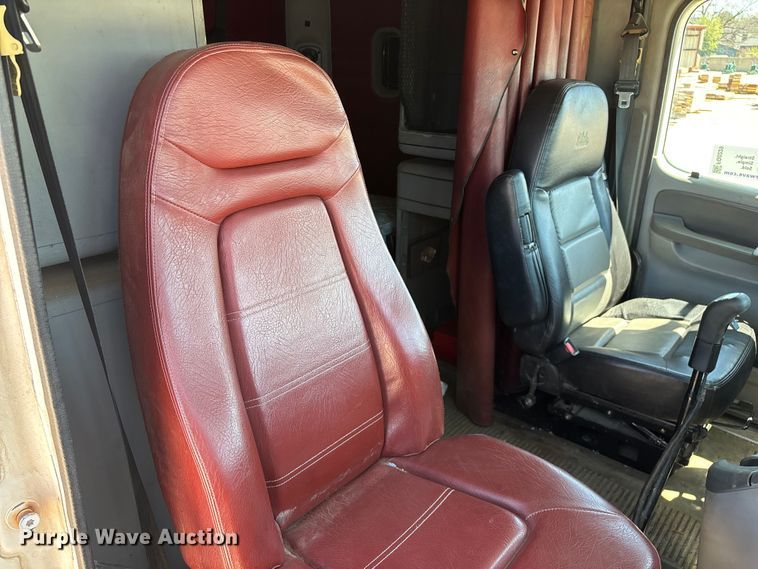 image for item FG0229 2003 Freightliner Columbia semi truck