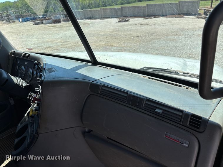 image for item FG0229 2003 Freightliner Columbia semi truck