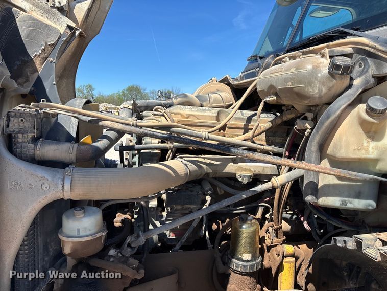 image for item FG0229 2003 Freightliner Columbia semi truck