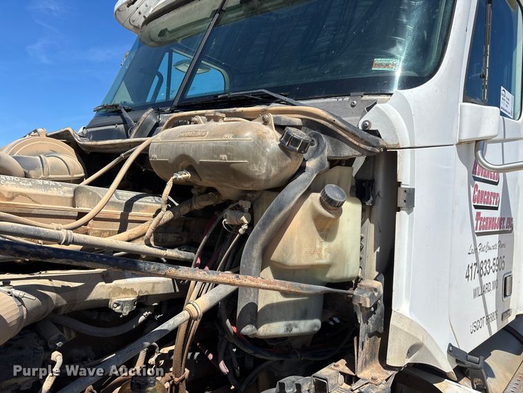 image for item FG0229 2003 Freightliner Columbia semi truck