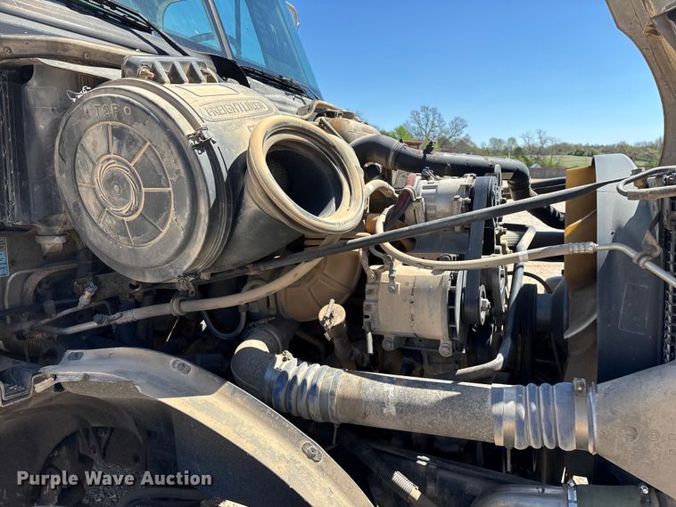 image for item FG0229 2003 Freightliner Columbia semi truck