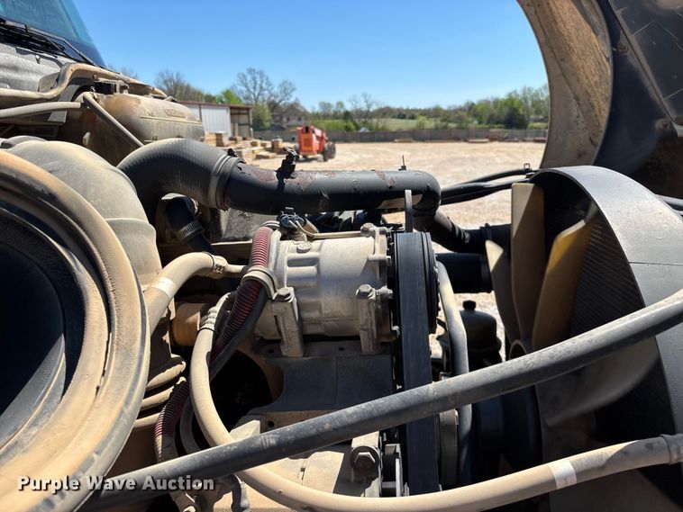 image for item FG0229 2003 Freightliner Columbia semi truck