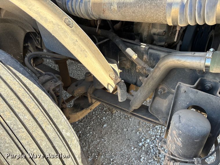 image for item FG0229 2003 Freightliner Columbia semi truck