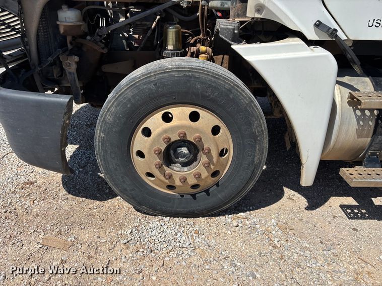 image for item FG0229 2003 Freightliner Columbia semi truck