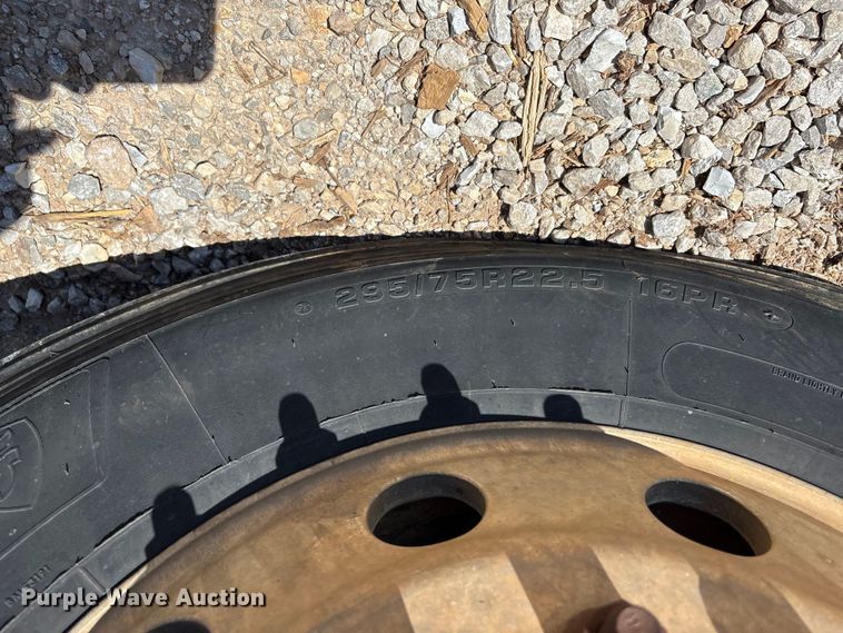 image for item FG0229 2003 Freightliner Columbia semi truck