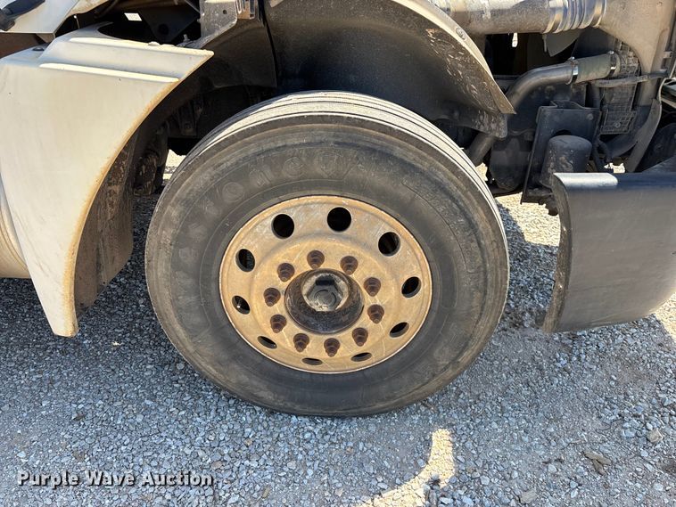 image for item FG0229 2003 Freightliner Columbia semi truck