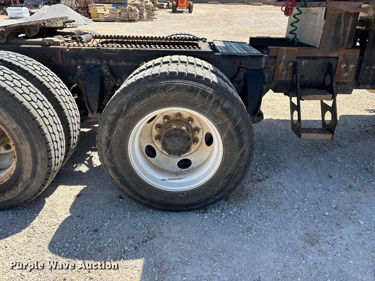 image for item FG0229 2003 Freightliner Columbia semi truck