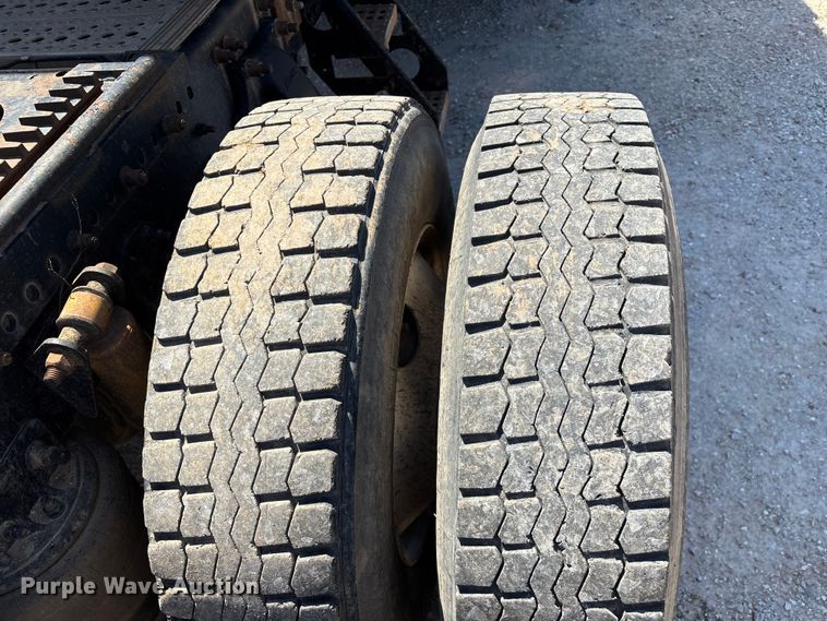 image for item FG0229 2003 Freightliner Columbia semi truck