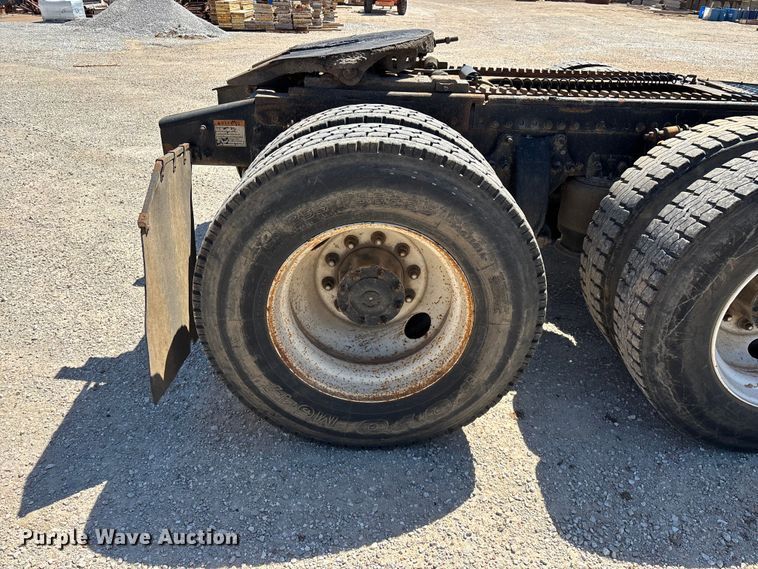 image for item FG0229 2003 Freightliner Columbia semi truck