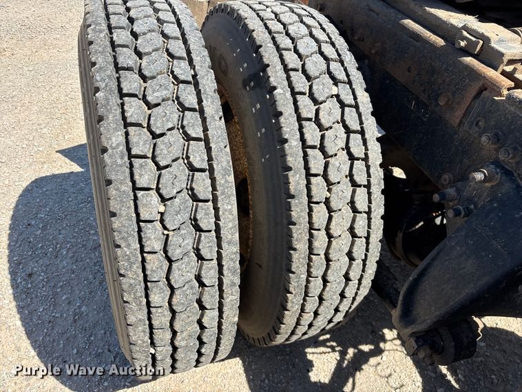 image for item FG0229 2003 Freightliner Columbia semi truck