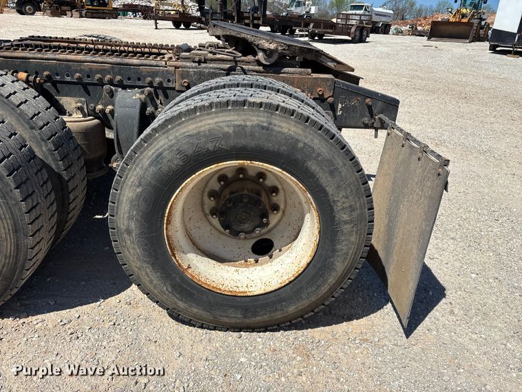 image for item FG0229 2003 Freightliner Columbia semi truck