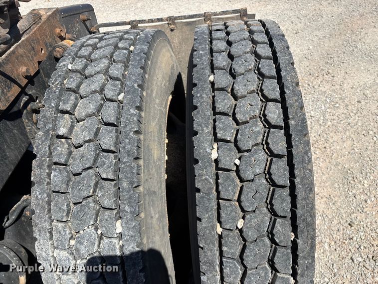 image for item FG0229 2003 Freightliner Columbia semi truck