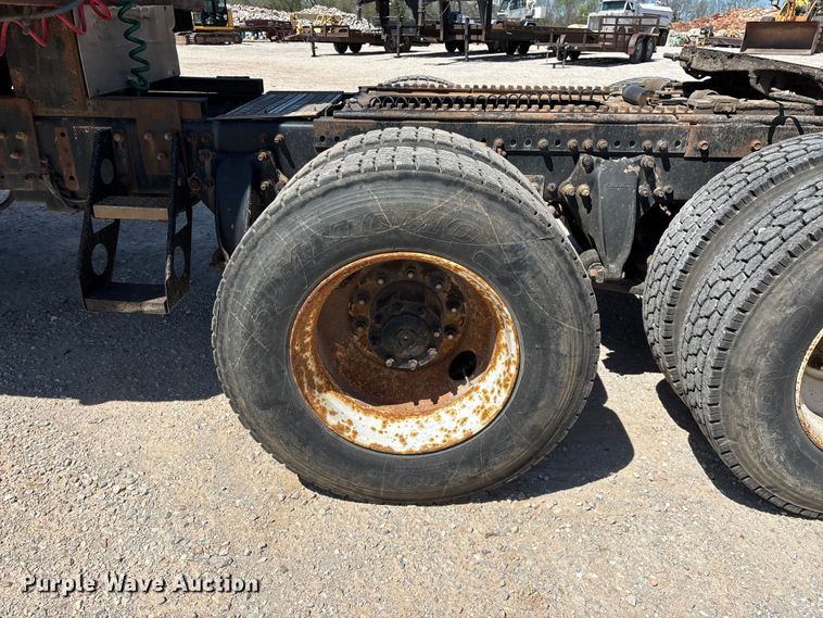 image for item FG0229 2003 Freightliner Columbia semi truck