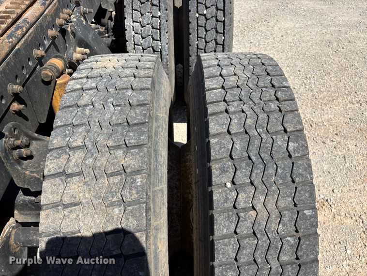 image for item FG0229 2003 Freightliner Columbia semi truck