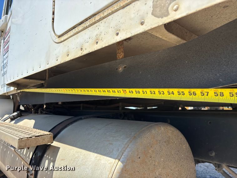 image for item FG0229 2003 Freightliner Columbia semi truck