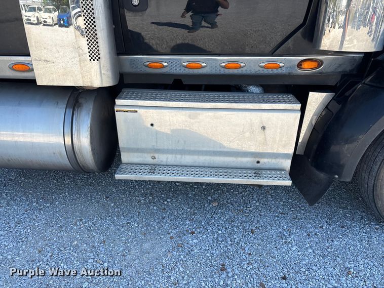 image for item FG0241 2016 International Lonestar SFA semi truck