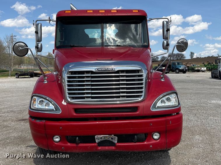 image for item FG2880 2005 Freightliner Columbia semi truck