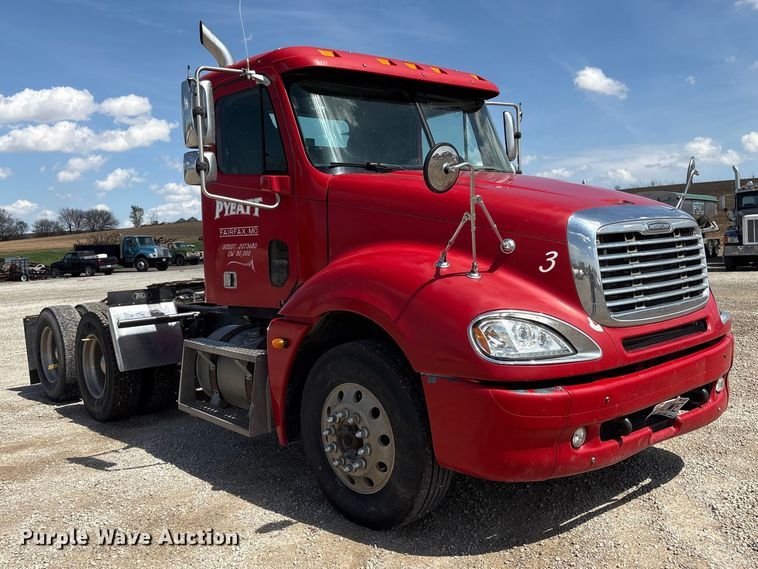image for item FG2880 2005 Freightliner Columbia semi truck